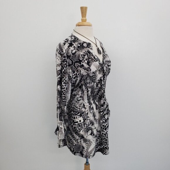 Womens Snakeskin Pintuck Blouse Top Plus Size 3X Black White Long‎ Sleeve V-Neck - Picture 2 of 14